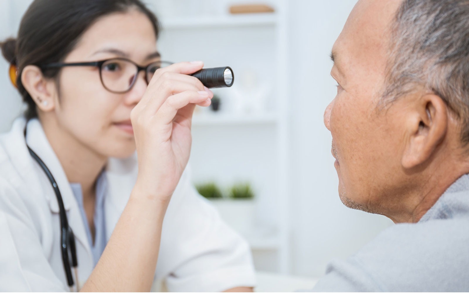 Cara Mengatasi Gangguan Penglihatan akibat Komplikasi Diabetes